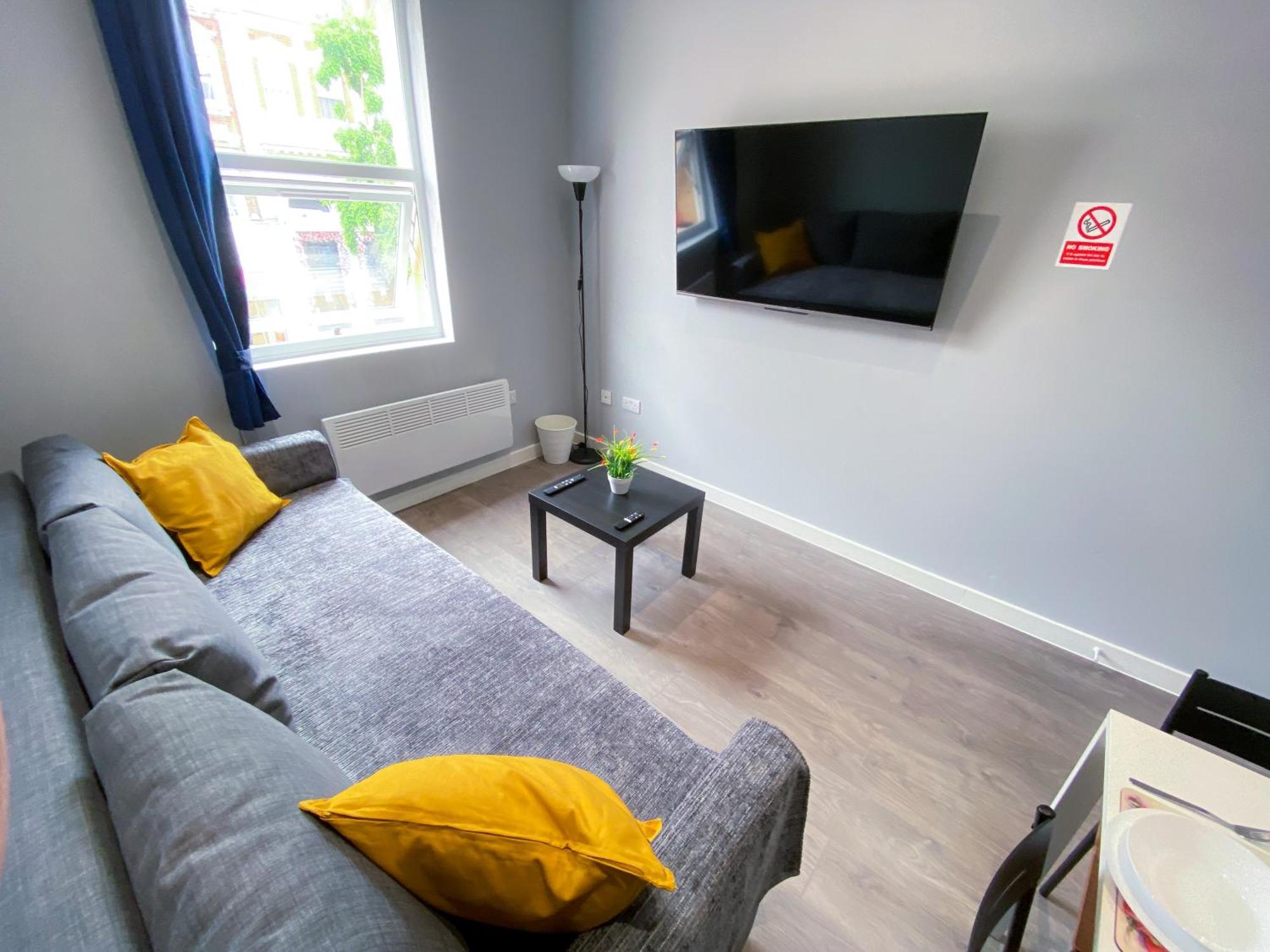 Modern 1 Bedroom Flat In Wood Green Лондон Экстерьер фото