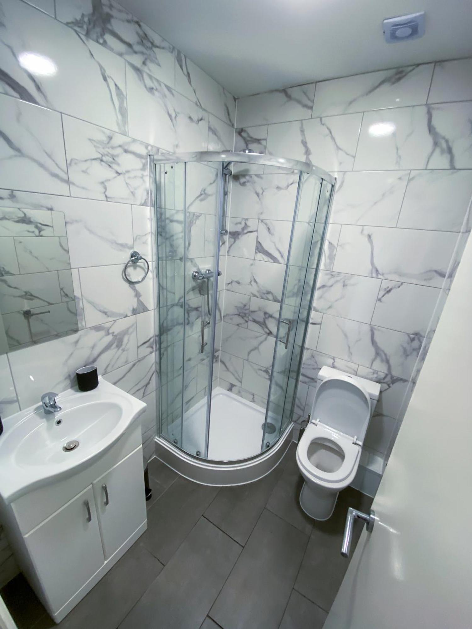 Modern 1 Bedroom Flat In Wood Green Лондон Экстерьер фото