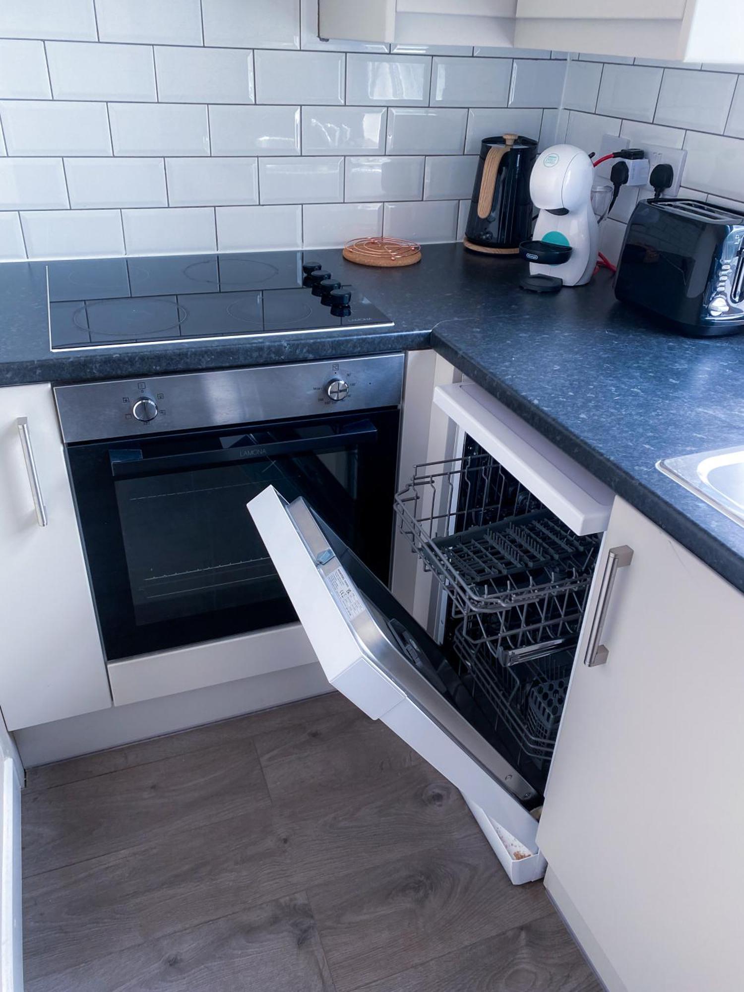 Modern 1 Bedroom Flat In Wood Green Лондон Экстерьер фото