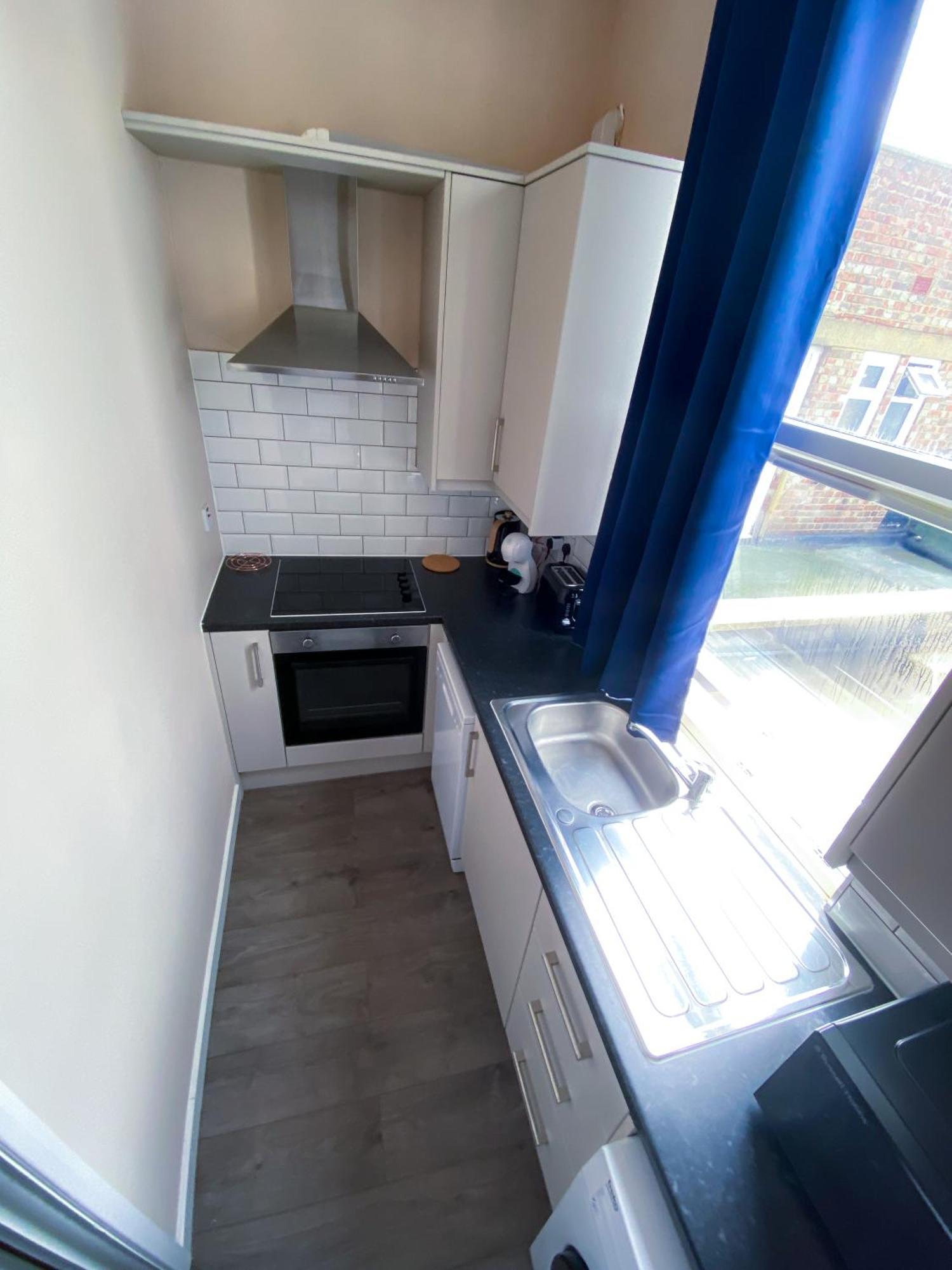 Modern 1 Bedroom Flat In Wood Green Лондон Экстерьер фото